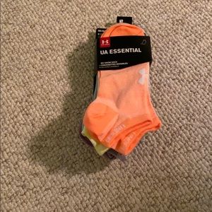 NWT under Armour essential socks